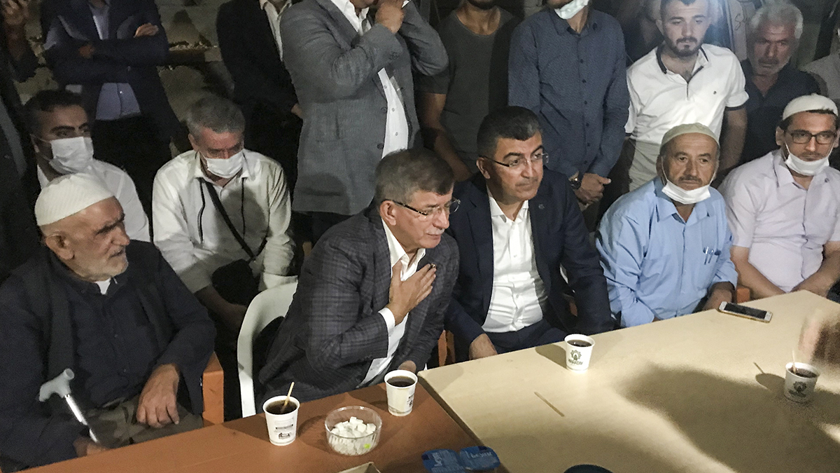 Davutoglu ve Yapicioglu Konya’da katledilen Kürt ailenin taziyesine katildi!