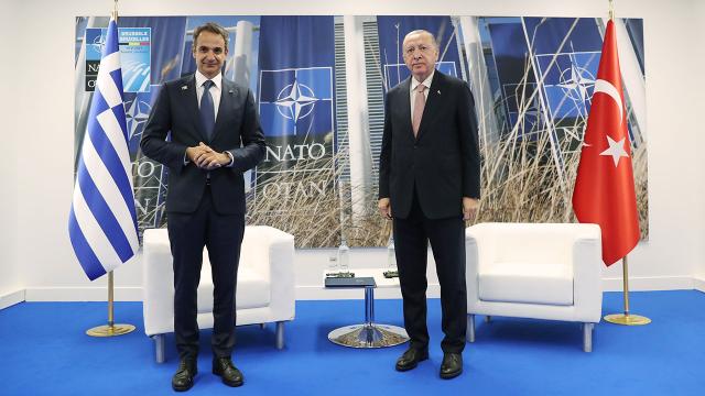 NATO Zirvesi'nde Erdogan-Miçotakis ikili gerilimi görüstü