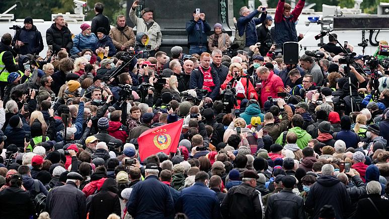 Rusya’nin seçim sonuçlari ‘Hirsiz Putin’ gösterisiyle protesto edildi