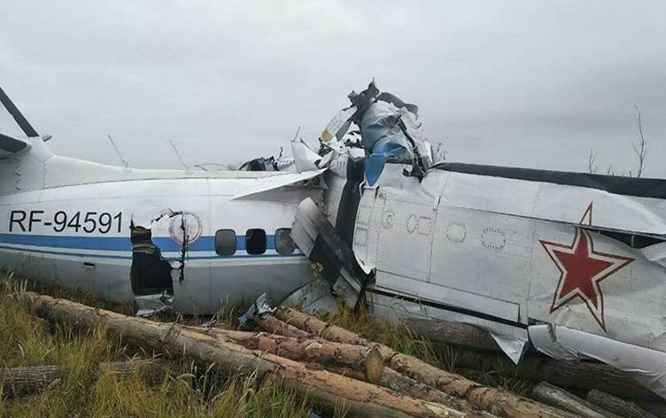 Tataristan’ta parasütçüleri tasiyan uçak düstü: Ölü ve yaralilar var!