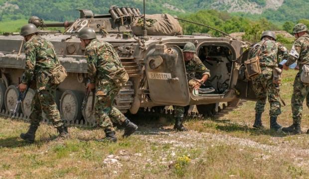 ‘O ülke’ Türkiye sinirina yüzlerce asker gönderdi!