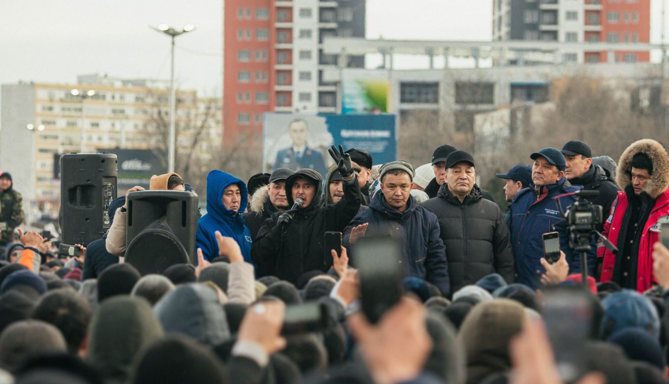 Kazakistan'da zam protestolari siddetleniyor: Belediye binasina girdiler!