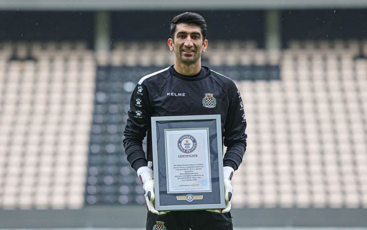 Rojhilatli Kürt kaleci Guinness’e adini yazdirdi!