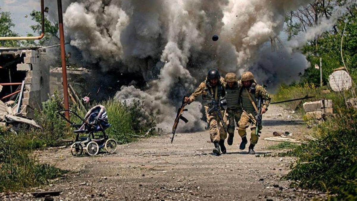 Ruslara ait bomba patladi: 2 Ukrayna askeri hayatini kaybetti!