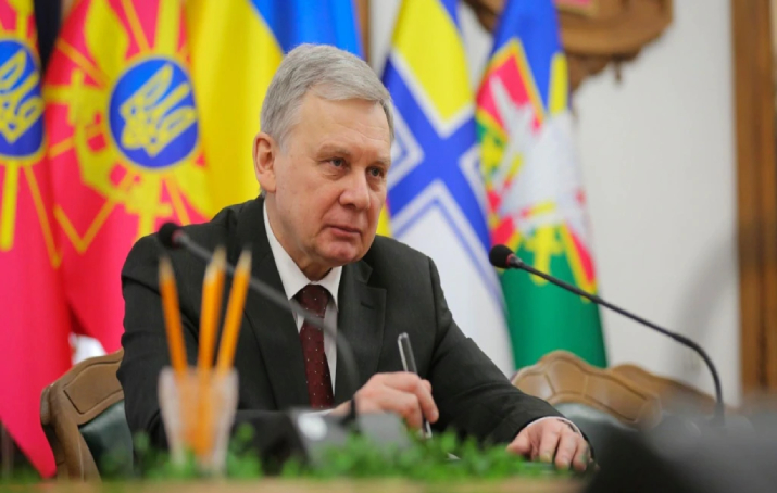 Donbas krizi sürerken Ukrayna Savunma Bakani istifa etti