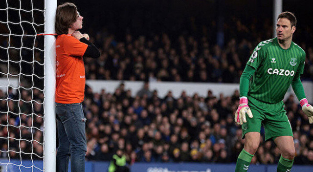 Premier Lig'de dikkat çeken protesto: Kendini kelepçe ile direge bagladi!