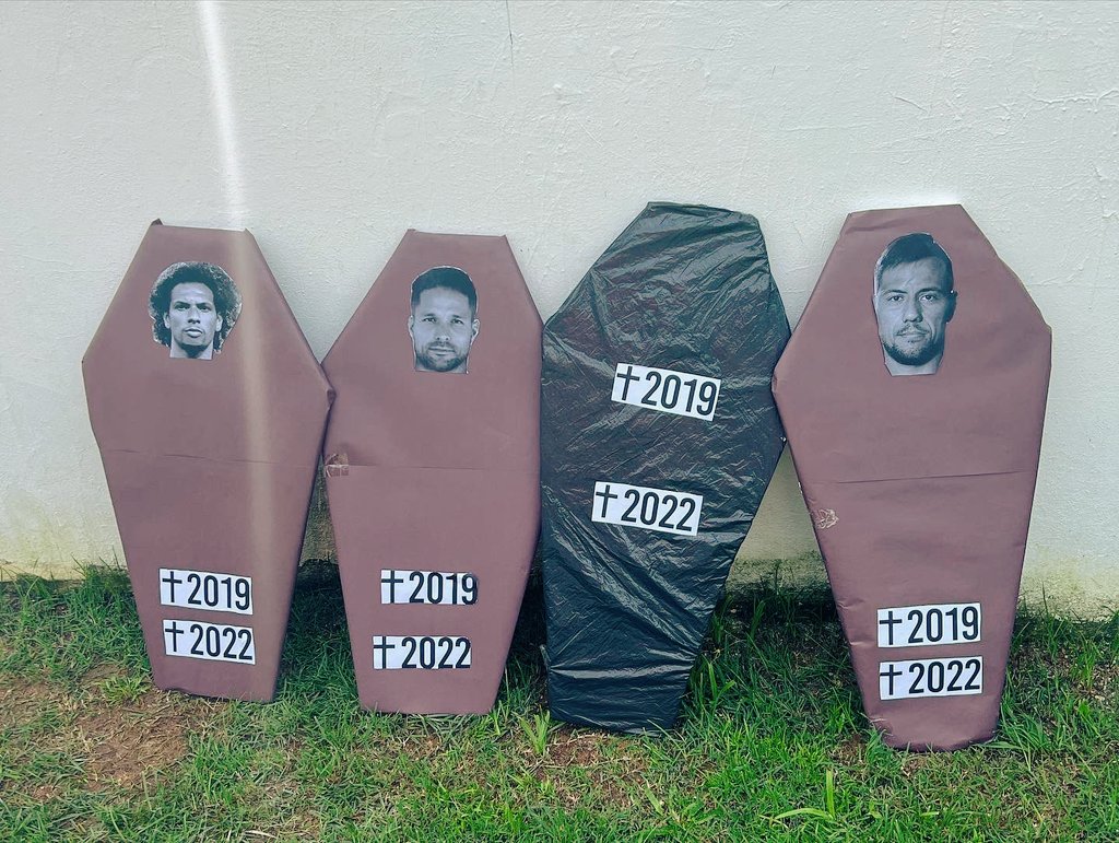 Brezilya'da kan donduran olay: Taraftarlar futbolculari tabuta koydu!