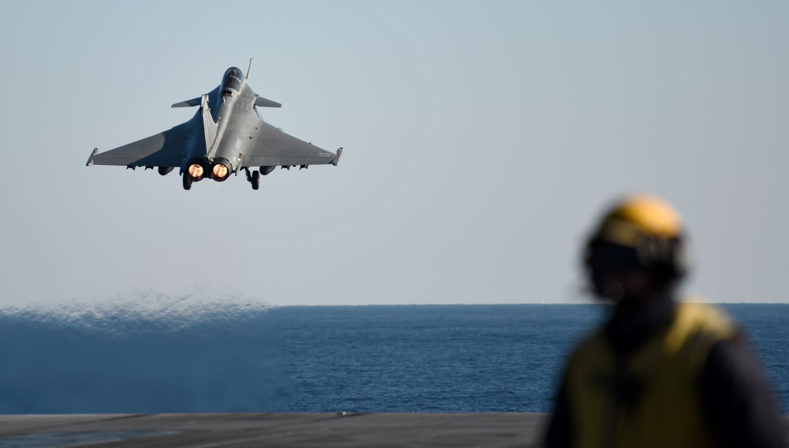 Fransa uçaklari Polonya semalarinda devriyeye basladi