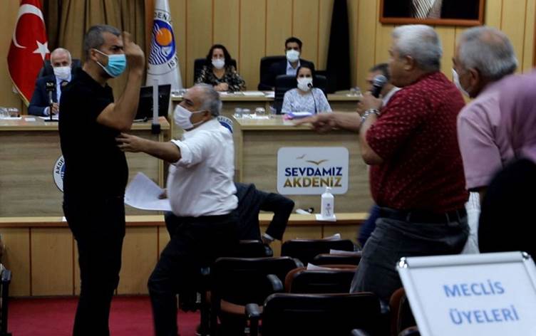 MHP ve HDP'li üyeler arasinda kavga: Silaha gerek yok, ben silahim!