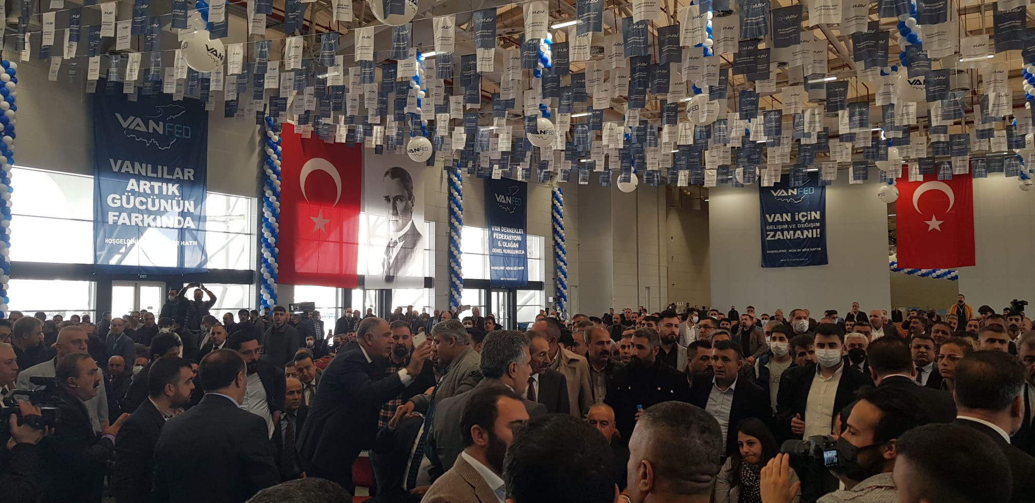 ‘Kürt sorunu yoktur’ diyen AKP’li vekile sert tepki: Kurulu terk etti