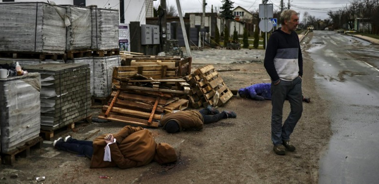 Ruslarin vahseti: Ukraynali siviller elleri arkadan baglanarak katledildi!