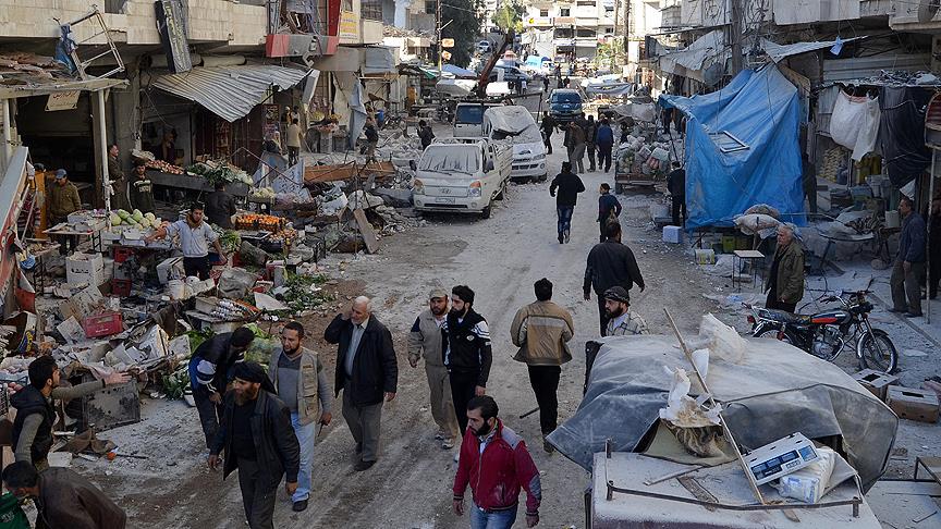 Rus uçaklari Suriye’de bir pazar yerini vurdu!