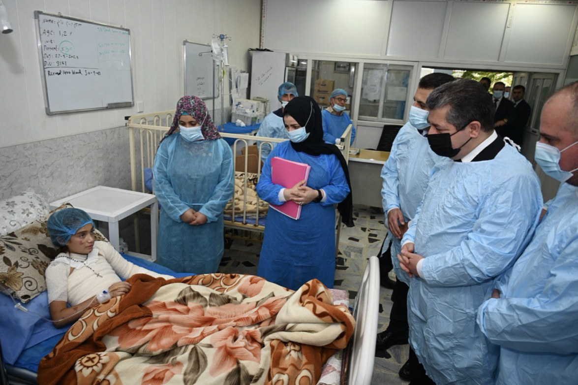 Mesrur Barzani, Hamdaniye faciasinda yaralananlari hastanede ziyaret etti