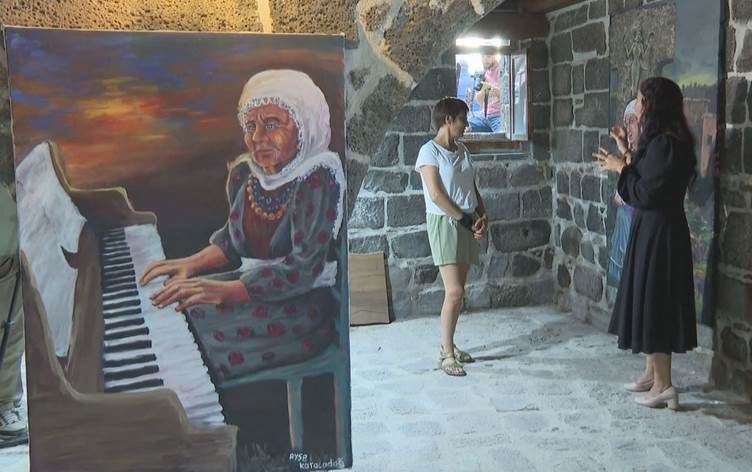 Kürt sanatçi, 5'inci sergisini Diyarbakir'da açti