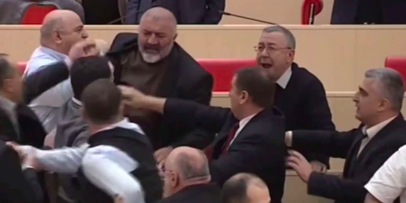 Milletvekilleri parlamentoda yumrukla kavga etti!