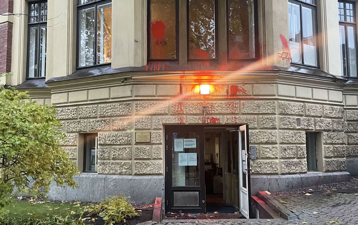 Türkiye'nin büyükelçiligine boyali ve sis bombali saldiri!