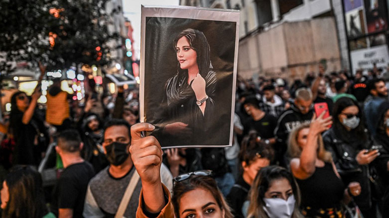 Iran, Emini’yi anma etkinliklerinde 600’den fazla kadini gözaltina aldi!