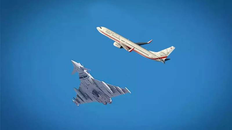 Savas uçagi yolcu uçaginin altindan uçtu!