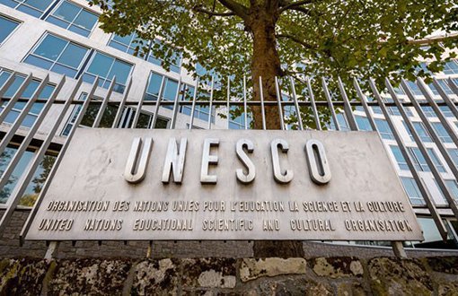 UNESCO’dan yapay zeka kullanimi için yas siniri önerisi!