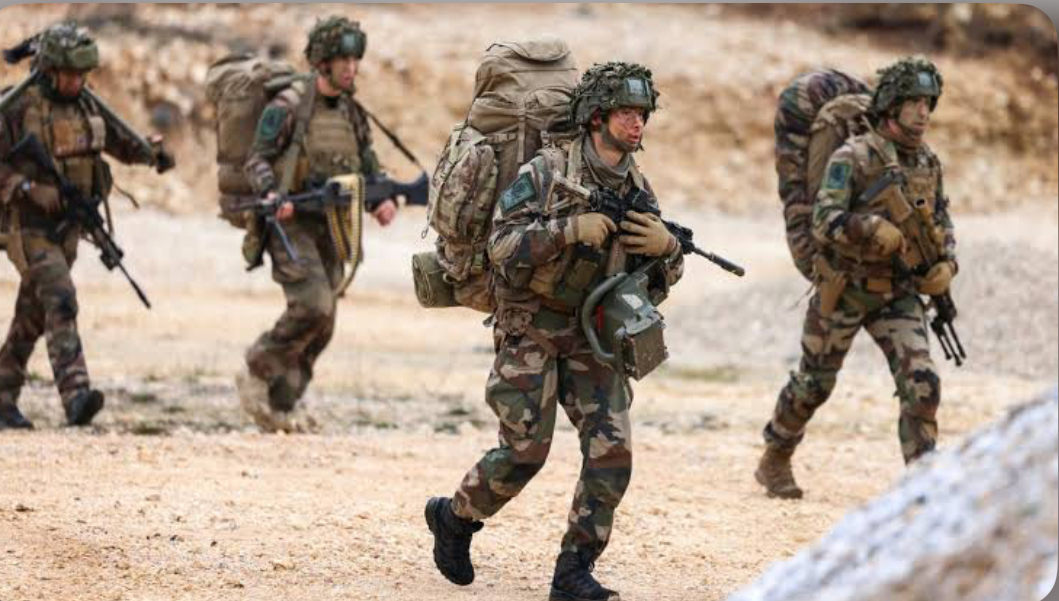 Fransiz askerleri tamamen çekiliyor