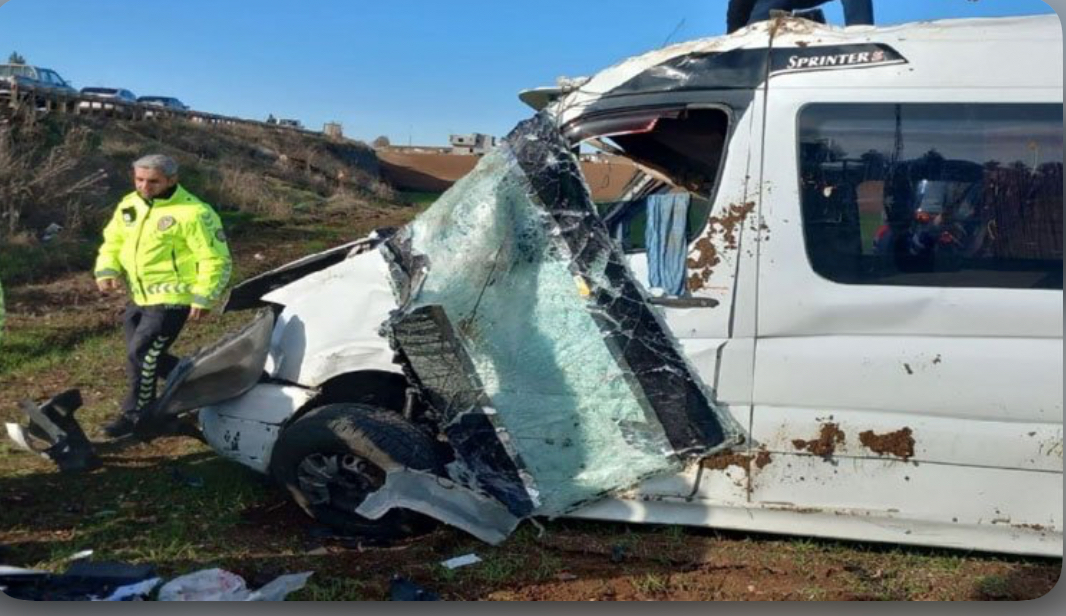 Diyarbakir'da minibüs sarampole uçtu: Çok sayida yarali!