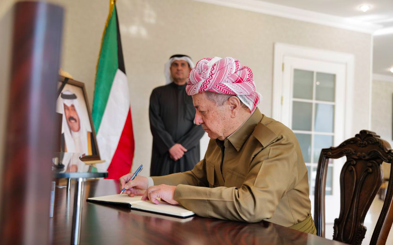 Baskan Barzani Kuveyt Emiri’nin taziye defterini imzaladi