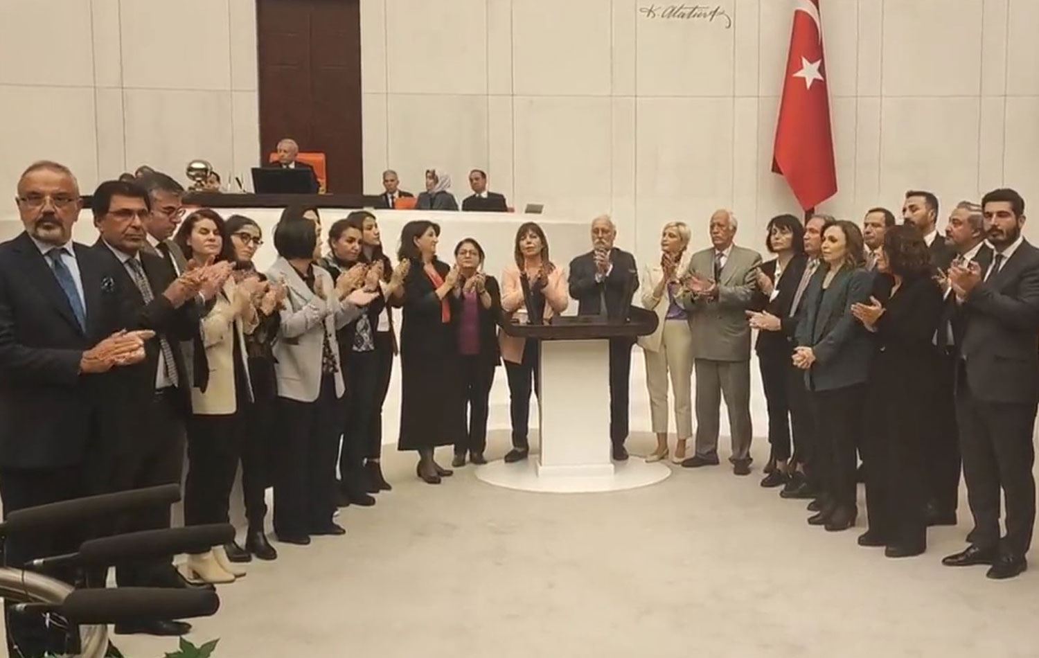 HEDEP vekilleri Mecliste Celal Adan’i protesto etti!