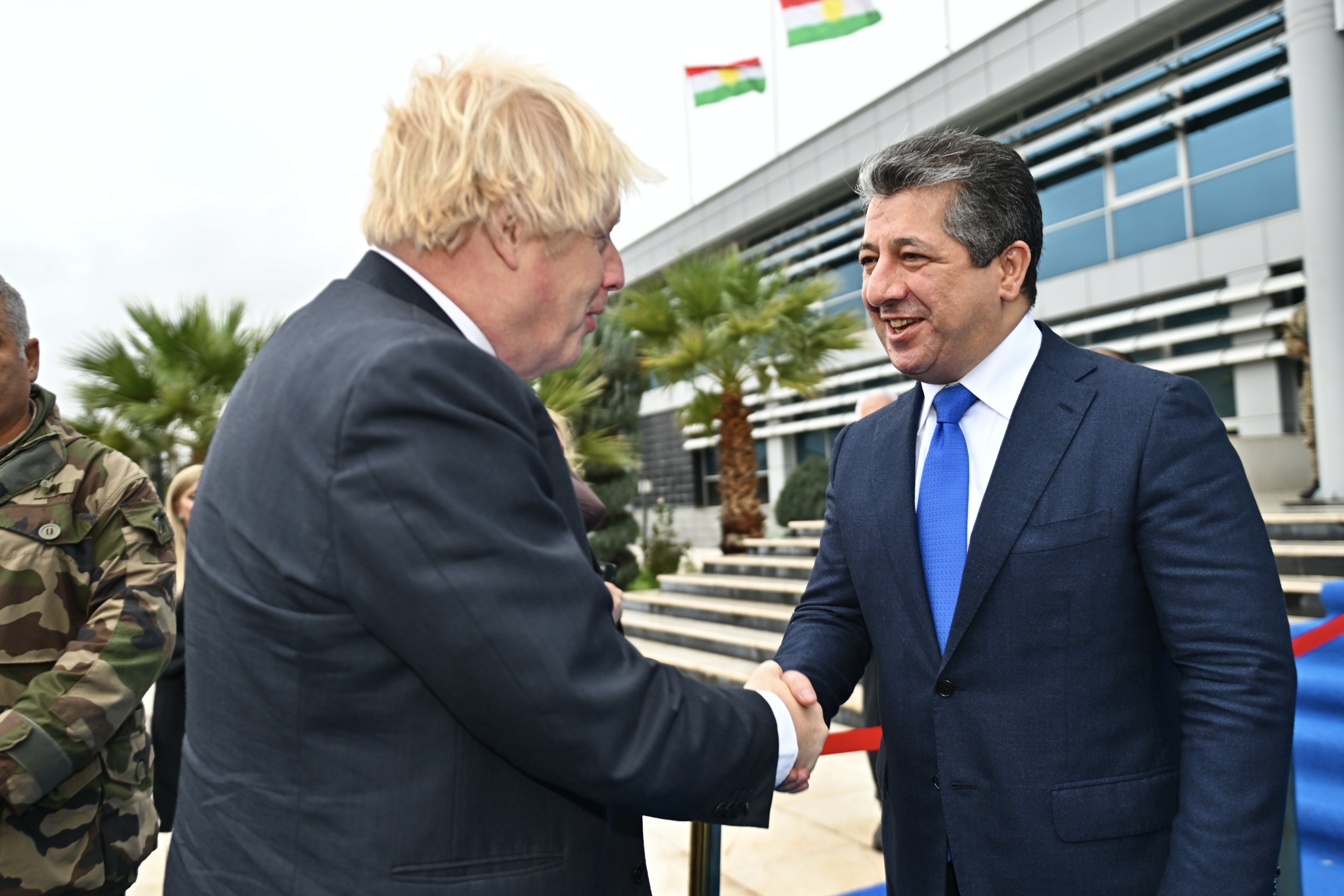 Basbakan Barzani, Boris Johnson ile görüstü, nar ve bal ikram etti