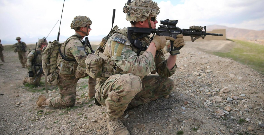 Komên alîgirên Îranê êrîsî baregeha Amerîkayê ya li Sûriyeyê kirin