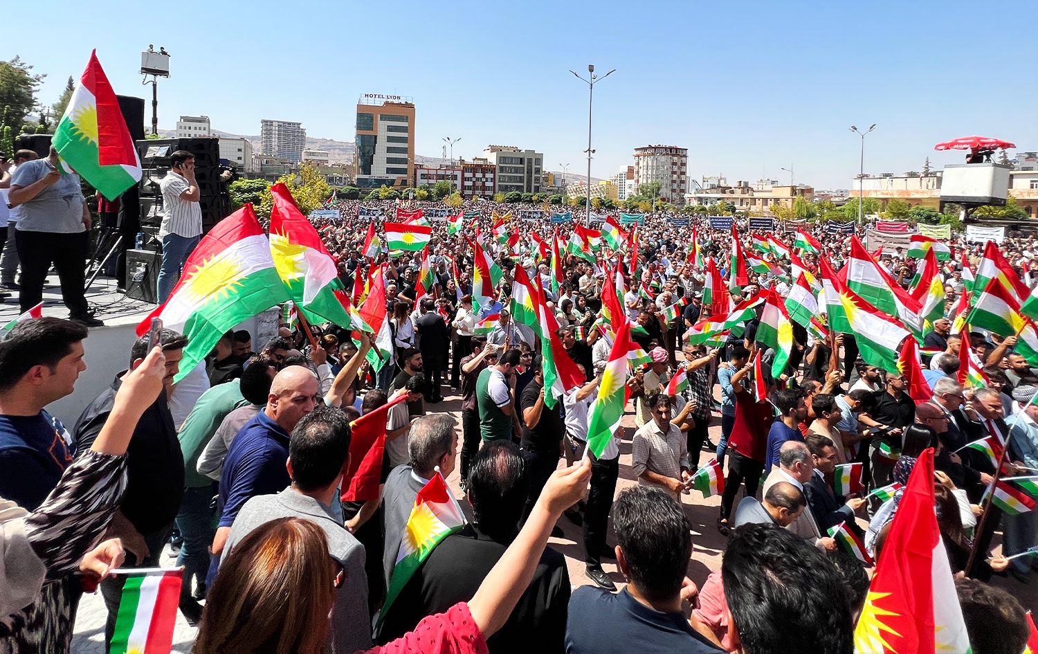 Avrupa ülkelerindeki Kürtler'den Erbil saldirilarina karsi gösteri