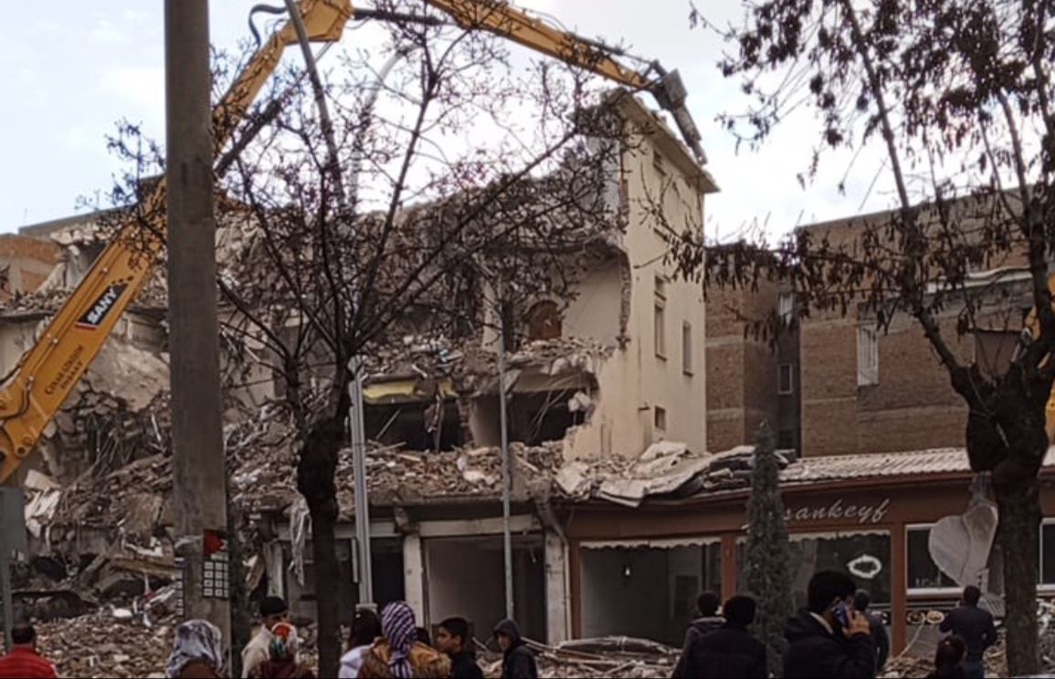 Diyarbekir | Avahiya xisarmenda erdhejê, bi ser restoranê de hat hilwesandin!