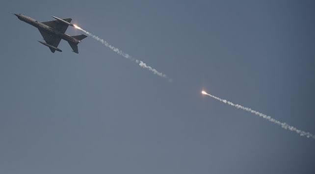 Sinirda Hindistan savas uçagi düstü