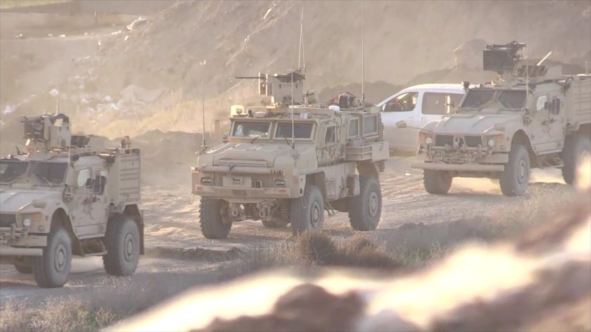 Rejimin saldirdigi iddia edildi: Müttefikler DSG'ye 70 tir daha yolladi...