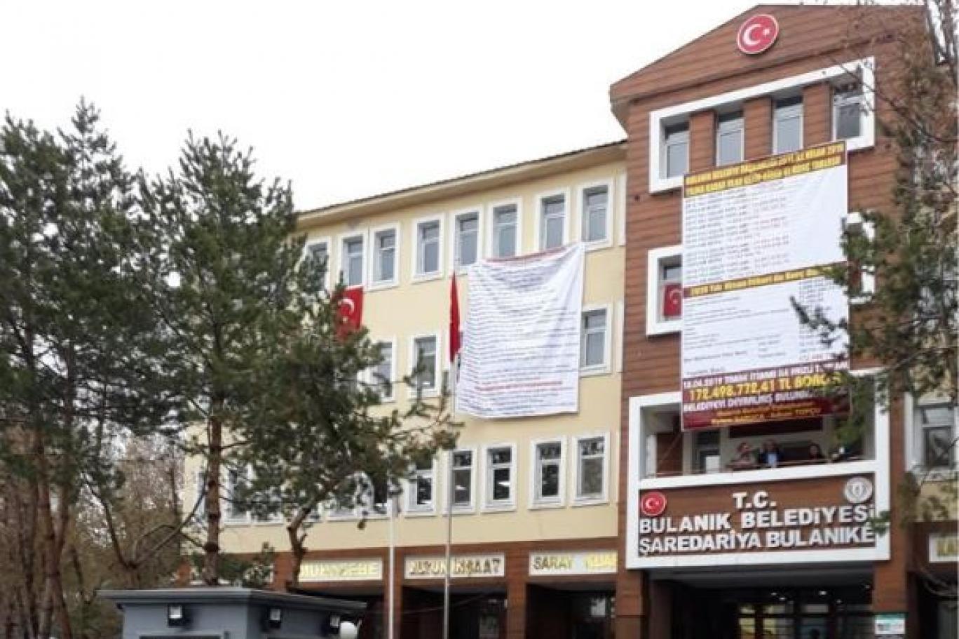 HDP kayyimin borcunu pankartla asti, polis gelip kaldirdi!