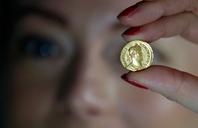 Define avcisi tarlada servet buldu