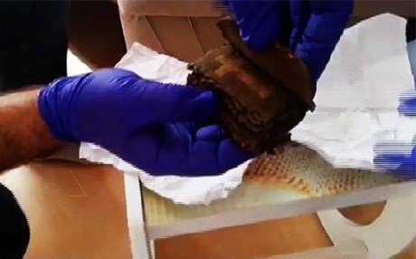 Iki bin yillik Incilleri satmaya çalisirken yakalandilar!