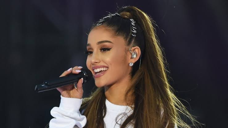 Ariana Grande’nin yalayip firlattigi lolipop 50 bin dolara satisa çikti