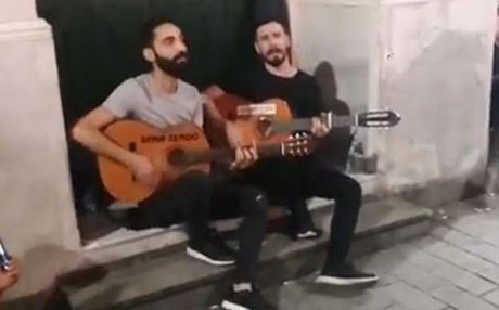 Istanbul’da Kürtçe sarki söyleyen gençleri gözaltina aldilar