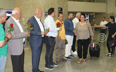 Diyarbakir, Kürdistan yolcularini karanfillerle karsiladi