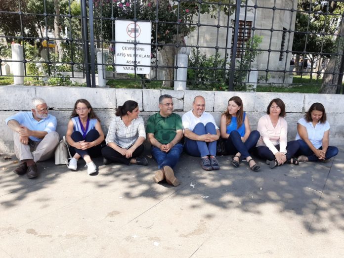 Vekillerden kayyuma karsi oturma eylemi