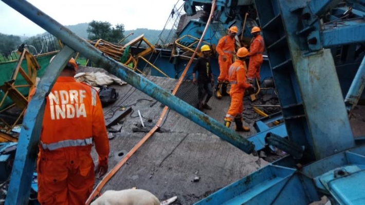 بەهۆی کەوتنی کرێنێکەوە 17 کرێکار گیانیان لەدەستدا