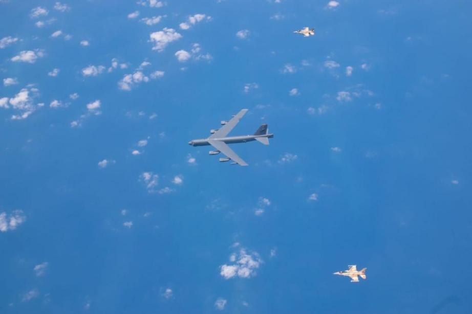 فڕینی دوو بۆمب هاوێژی جۆری (B-52) ی ئەمریکا لە سەر ئاسمانی ڕۆژهەلاتی ناوەڕاست