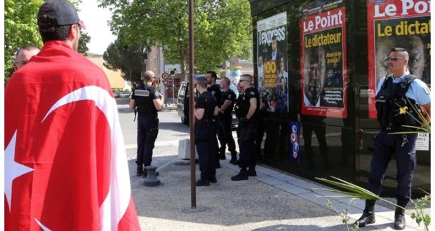 "ئەردوغان دیکتاتورە" پۆلیسی فەرەنسا پارێزگاری لێدەکات