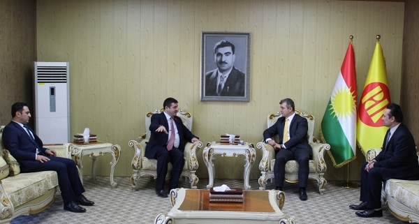 سكرتێری یەكەمی باڵیۆزخانەی كەنەدا پشتیوانی ووڵاتەکەی بۆ هێزەکانی پێشمەرگە ڕاگەیاند