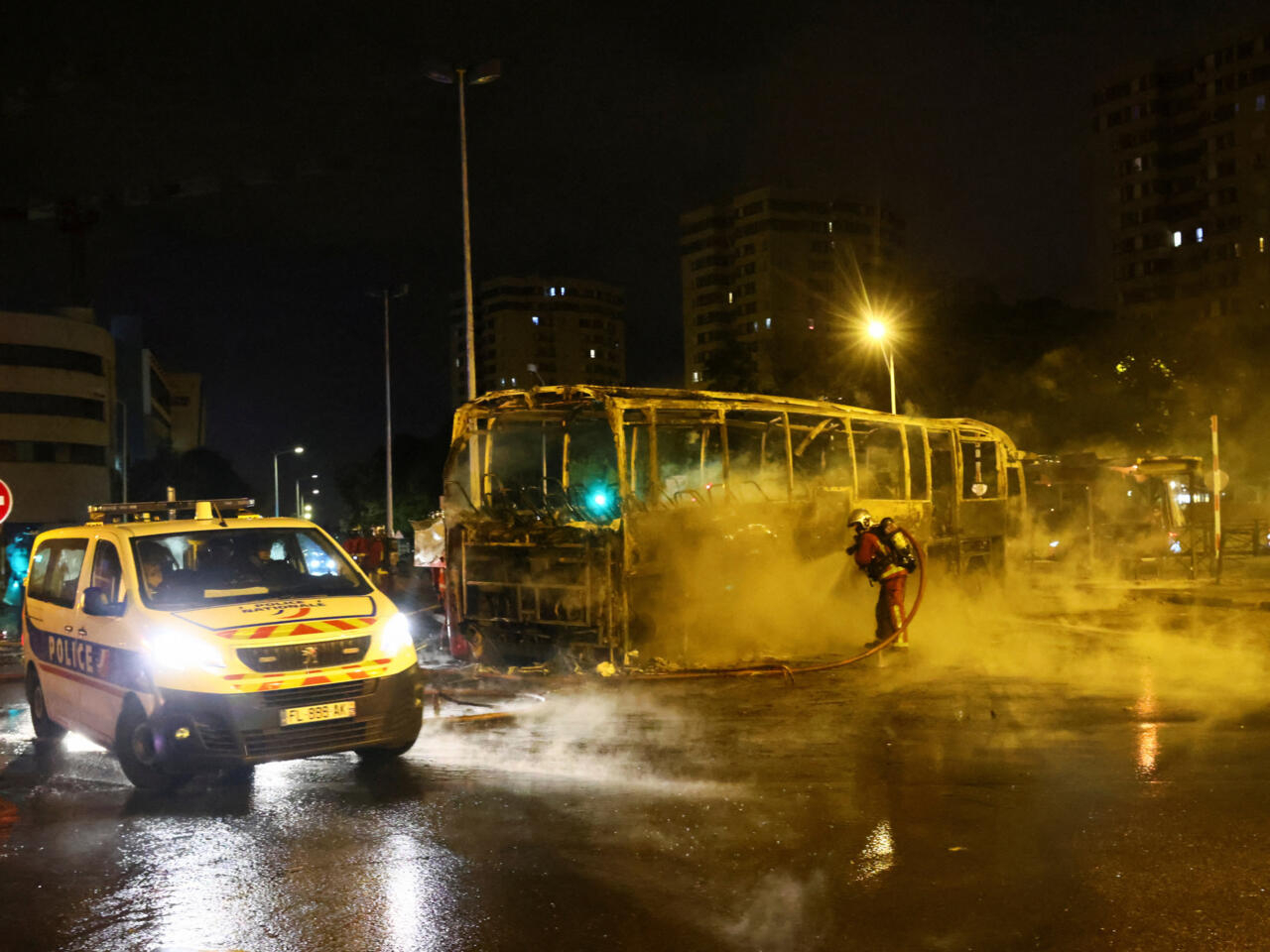 له‌ فه‌ره‌نسا نزیكه‌ی هه‌زار كه‌س ده‌ستگیركران