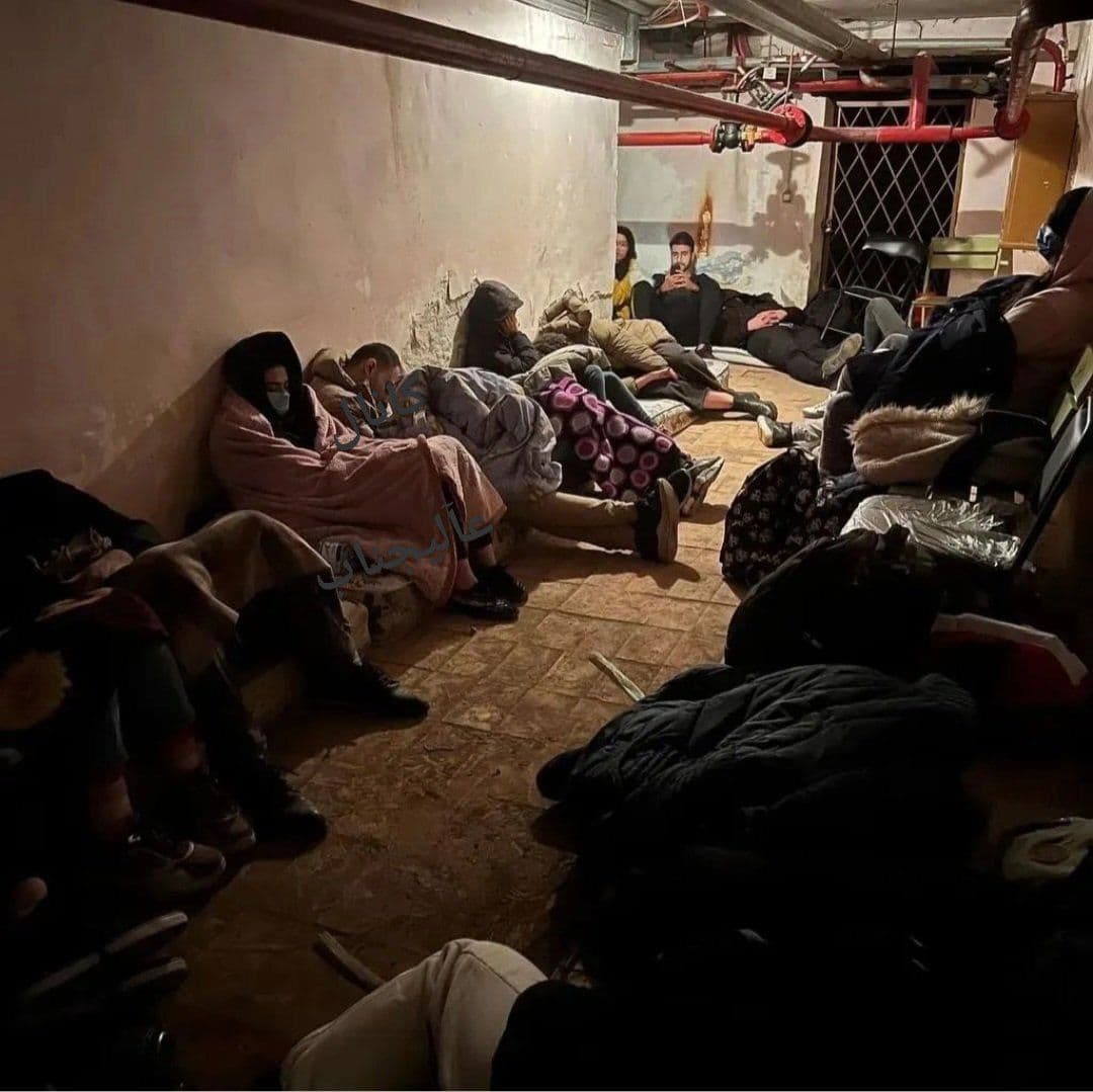 خەڵکی سڤیلی ئۆکراین بۆ پارێزگاری لە گیانی خۆیان دەچنە سەنتەری میترۆی ژێرزەوین کە هەندێکیان زیاتر لە ١٥٠ مەتر قووڵە.