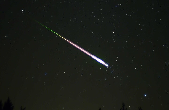 دوو نەیزەک بە تەنیشت زەویدا تێپەڕین