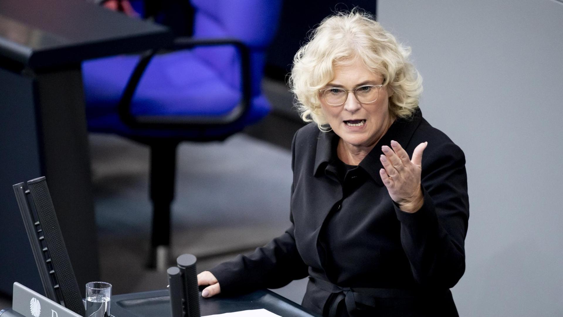 وەزیری بەرگری ئاڵمانیا پەیامێکی هۆشداری بۆ کورد و هێزی پێشمەرگە بڵاو دەکاتەوە