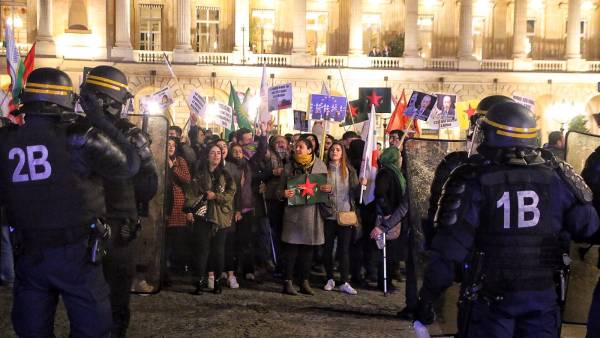 هێرشی پۆلیسی فەڕەنسا بۆ سەر خۆپیشاندەرانی پاڵپشتی عەفرین