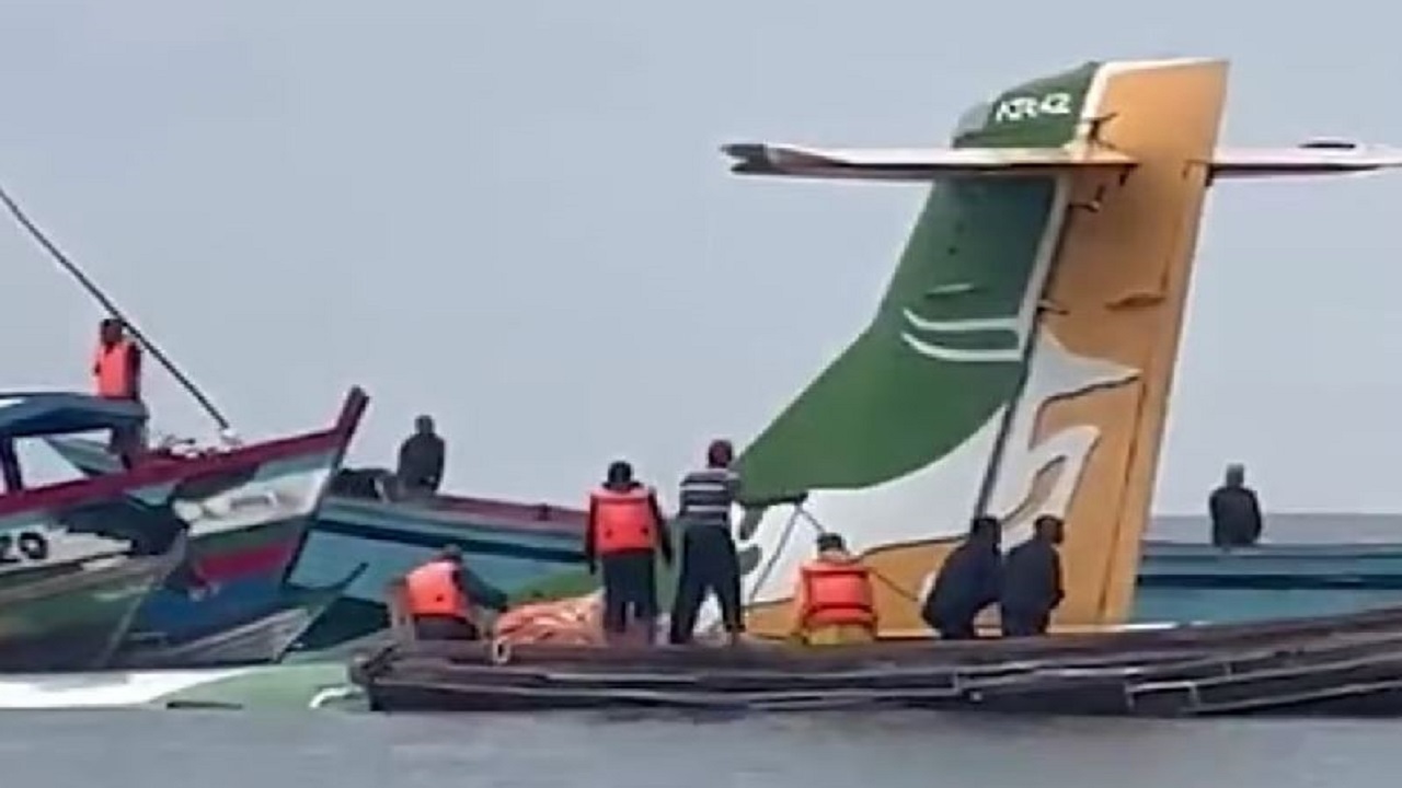 فڕۆکەیەکی موسافری جۆری ATR 42-300/320 بە ٥٣ سەرنشینەوە لە تانزانیا تێکشکا لە دەریا کەوتە خوارەوە